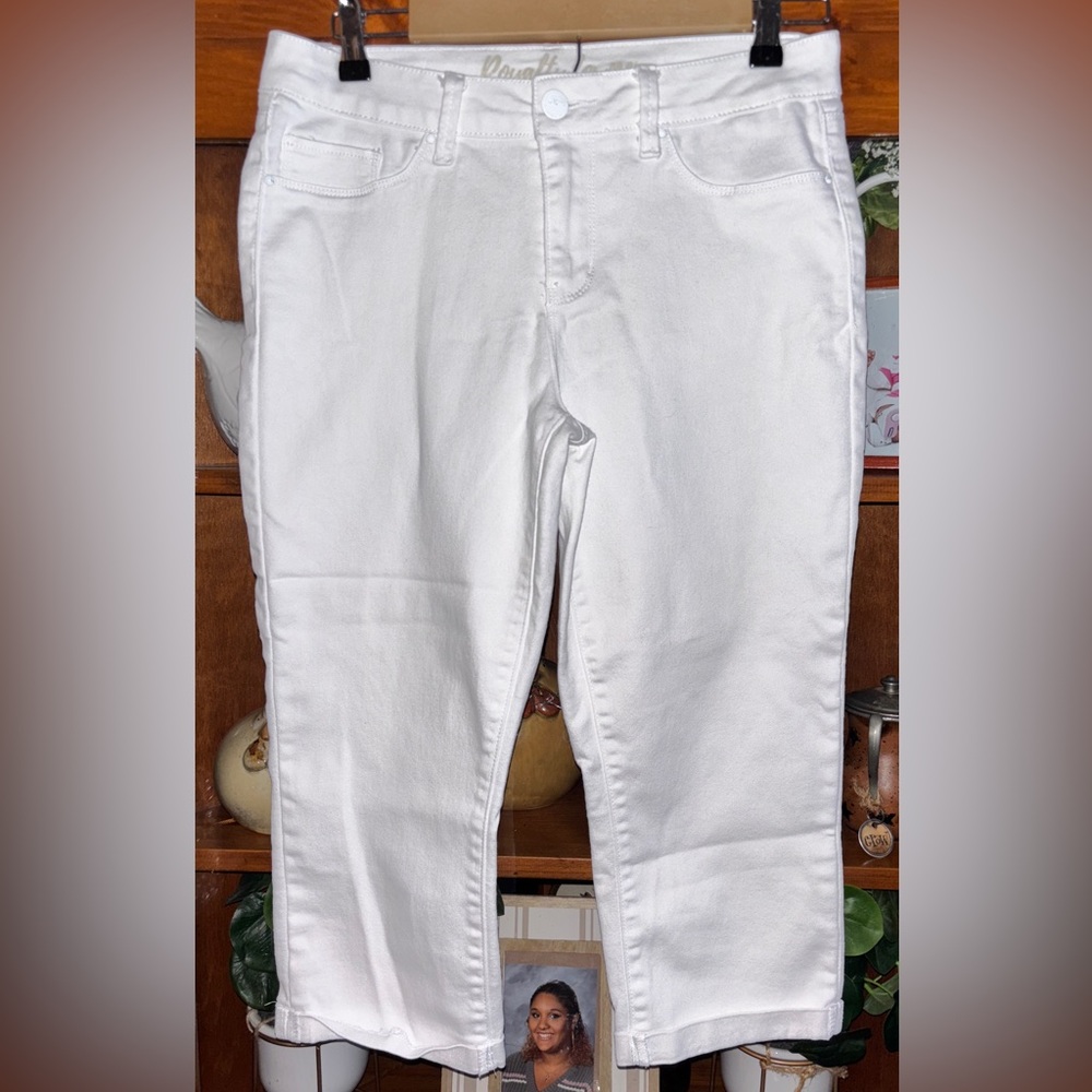 Royalty For Me Cuffed White Capris Sz.10 w/stretch